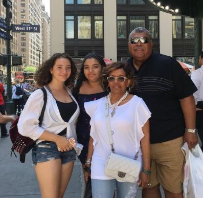 Rosemary Crennel and her spouse Romeo Crennel with their granddaughters